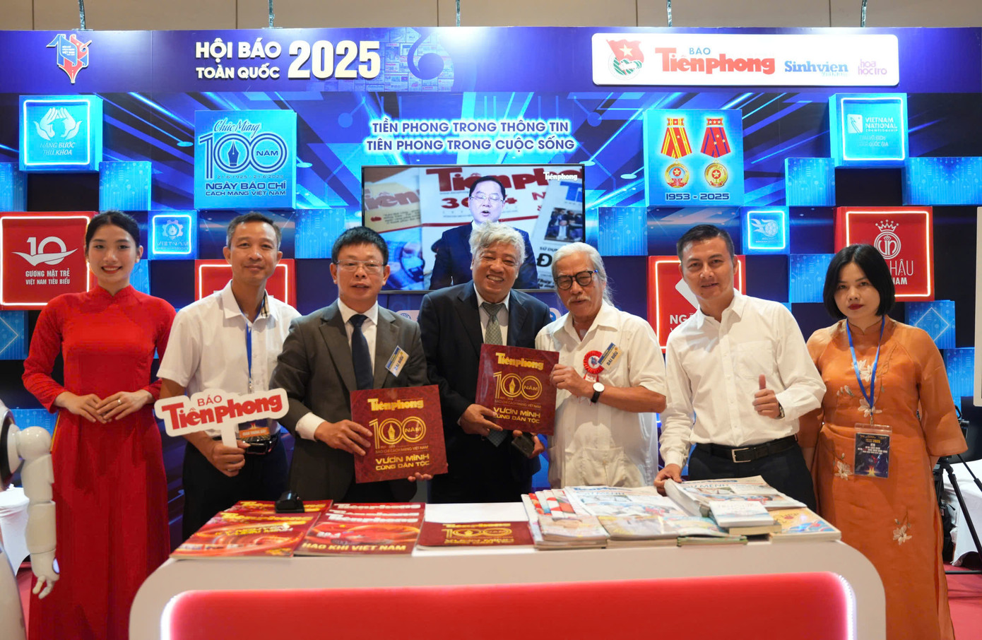 Bên cạnh các yếu tố chuyển đổi số, các ấn phẩm báo giấy Tiền Phong vẫn tạo dấu ấn với bạn đọc từ trang bìa đến trang nội dung. Ấn phẩm đặc biệt chào mừng 100 năm báo chí cách mạng Việt Nam với thiết kế khổ vuông thu hút bạn đọc. Bên cạnh các yếu tố chuyển đổi số, các ấn phẩm báo giấy Tiền Phong vẫn tạo dấu ấn với bạn đọc từ trang bìa đến trang nội dung. Ấn phẩm đặc biệt chào mừng 100 năm báo chí cách mạng Việt Nam với thiết kế khổ vuông thu hút bạn đọc.