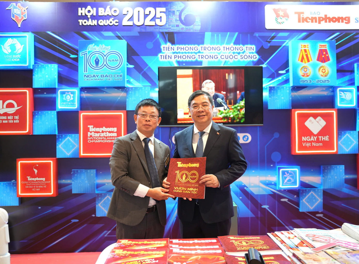 Gian trưng bày của báo Tiền Phong luôn nhận được sự quan tâm của các vị lãnh đạo, đại biểu, nhà báo lão thành. Ảnh: Công Hướng