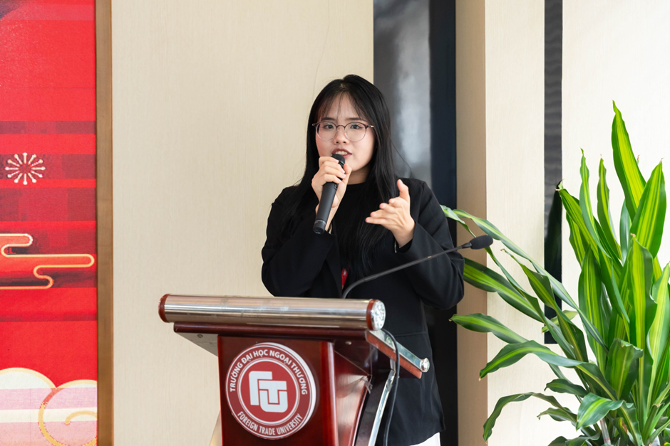 Sinh viên Nguyễn Thị Linh - khóa 60, chuyên ngành Tiếng Anh thương mại chia sẻ tại lễ nhận học bổng.