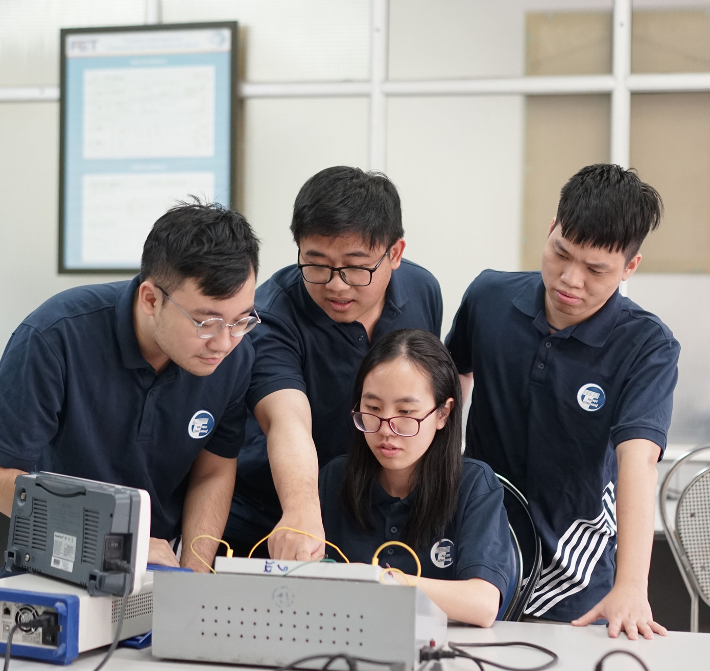 Sinh viên Trường Đại học Công nghệ, Đại học Quốc gia Hà Nội. Sinh viên Trường Đại học Công nghệ, Đại học Quốc gia Hà Nội.