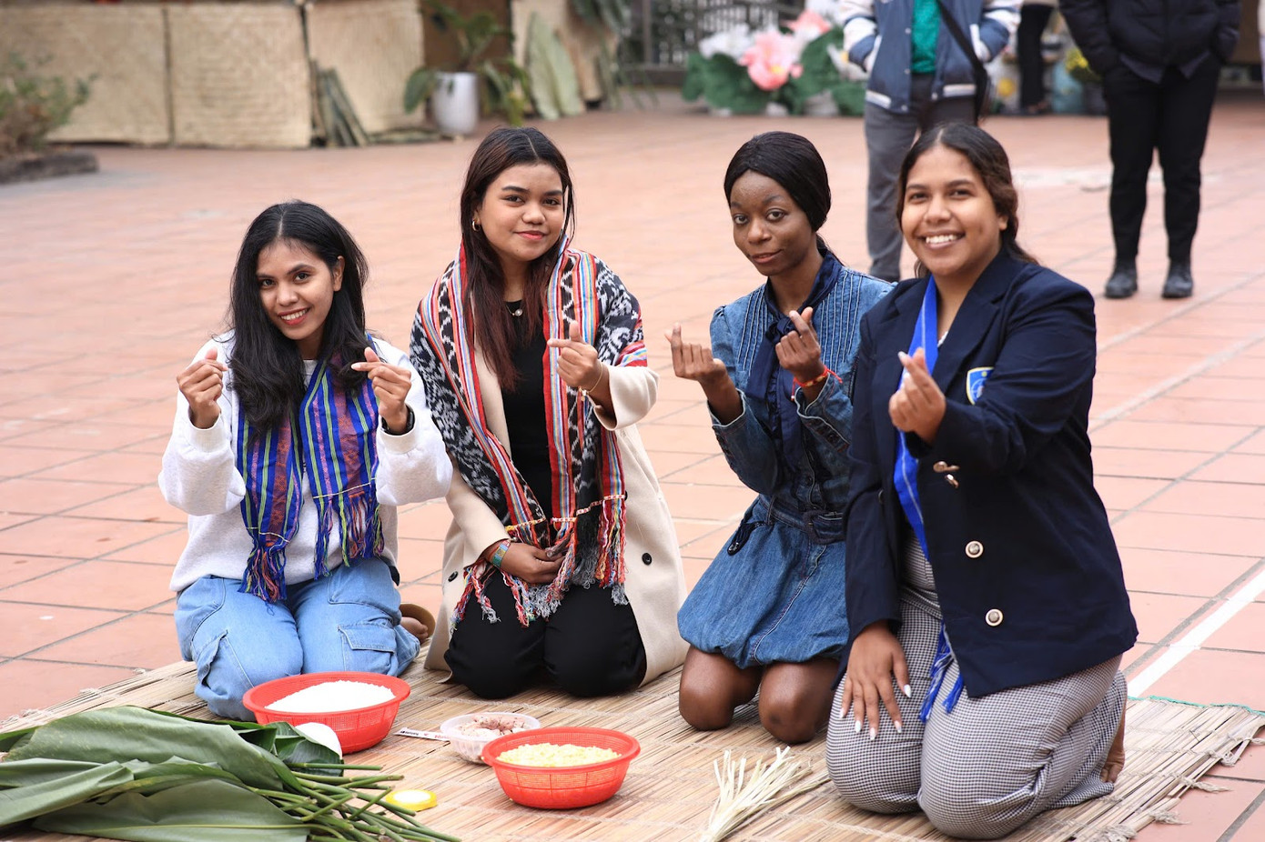 Sinh viên nước ngoài tại Khoa Quốc tế (ĐH Thái Nguyên) thử tài gói bánh chưng truyền thống của Việt Nam.