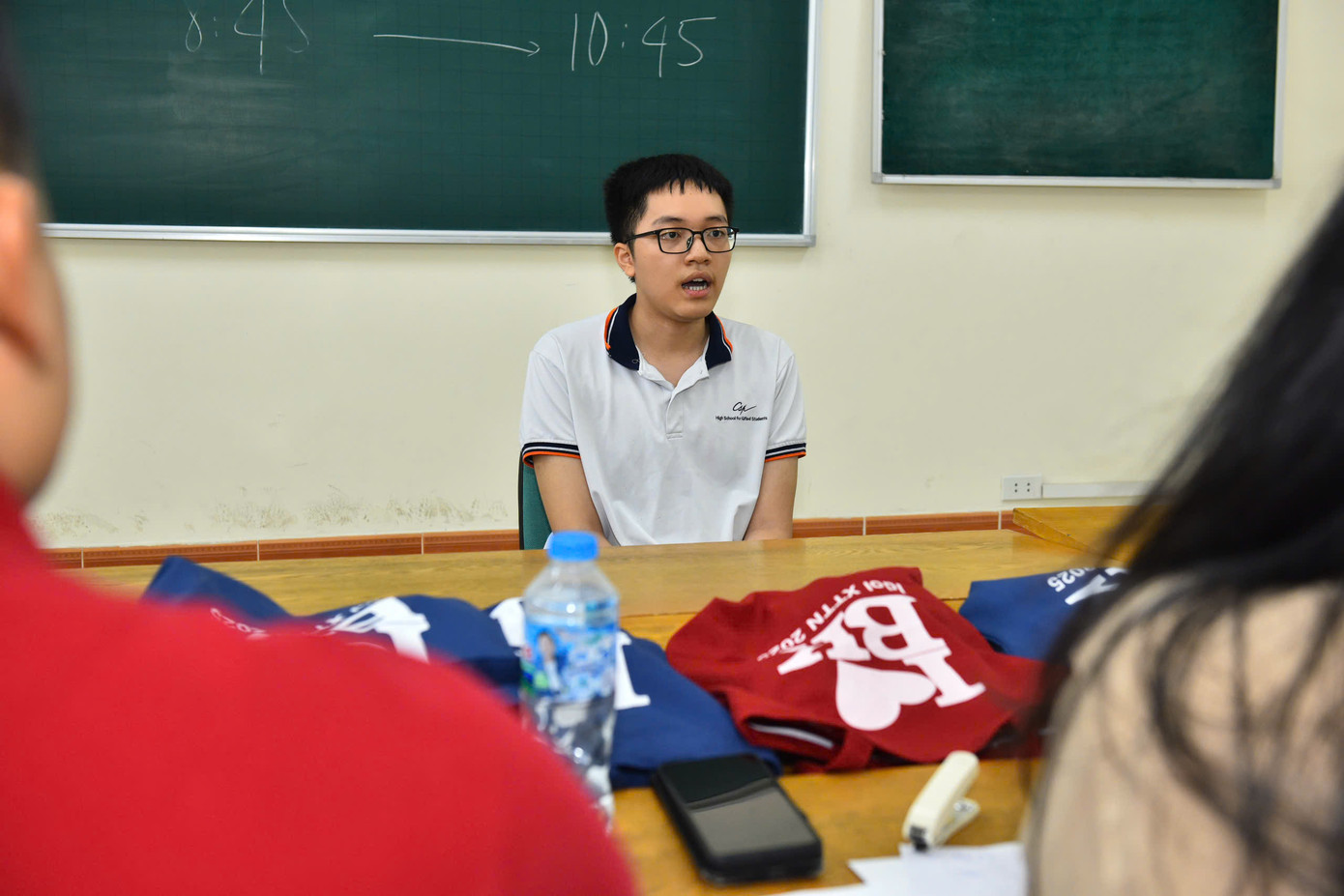 Thí sinh thuộc nhóm đối tượng 1.3 đang trả lời phỏng vấn ban giám khảo sáng 22/6. Ảnh: N.H