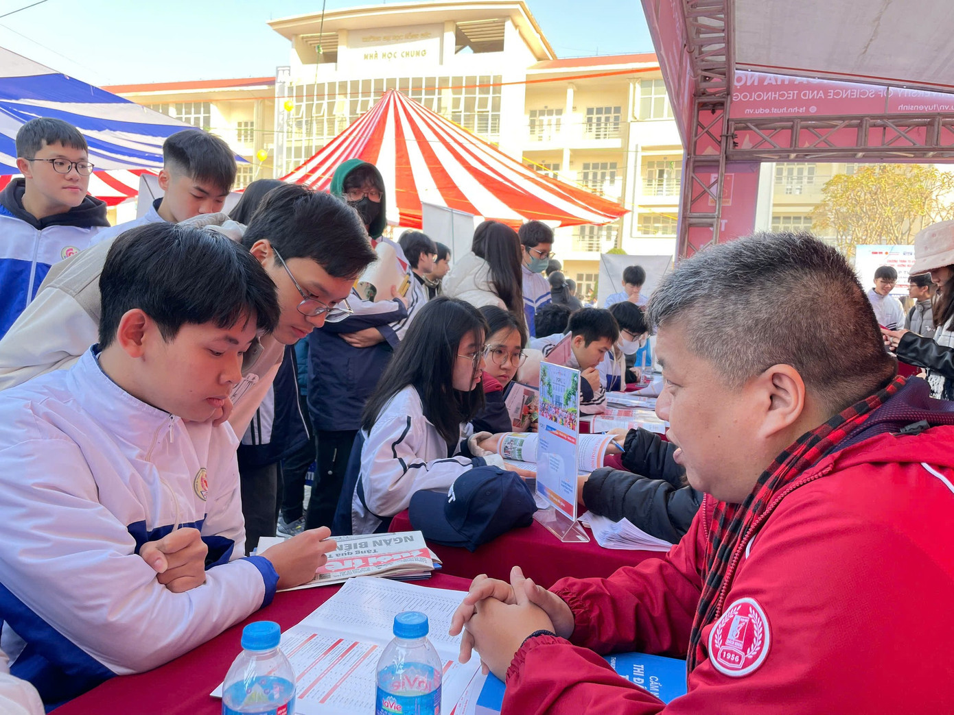 Thí sinh bắt đầu tìm hiểu thông tin tuyển sinh đại học năm 2025. Thí sinh bắt đầu tìm hiểu thông tin tuyển sinh đại học năm 2025.