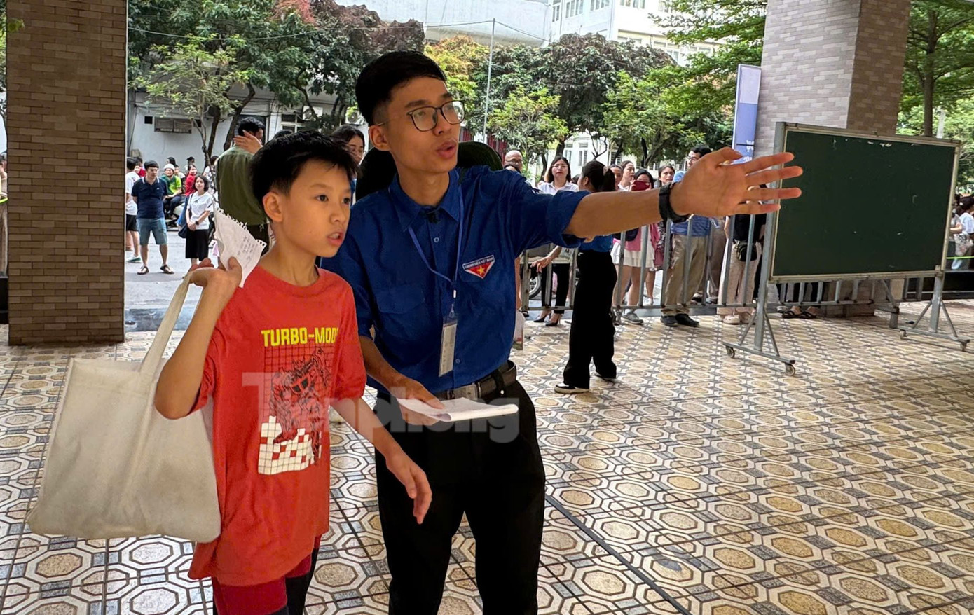 Thí sinh được các anh chị tình nguyện hướng dẫn tận tình