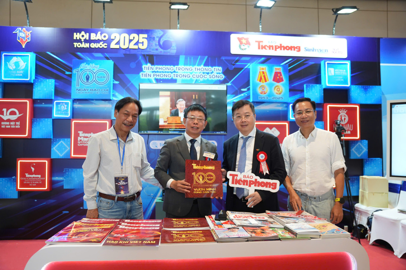 Gian trưng bày của báo Tiền Phong luôn nhận được sự quan tâm của các vị lãnh đạo, đại biểu, nhà báo lão thành. Ảnh: Công Hướng