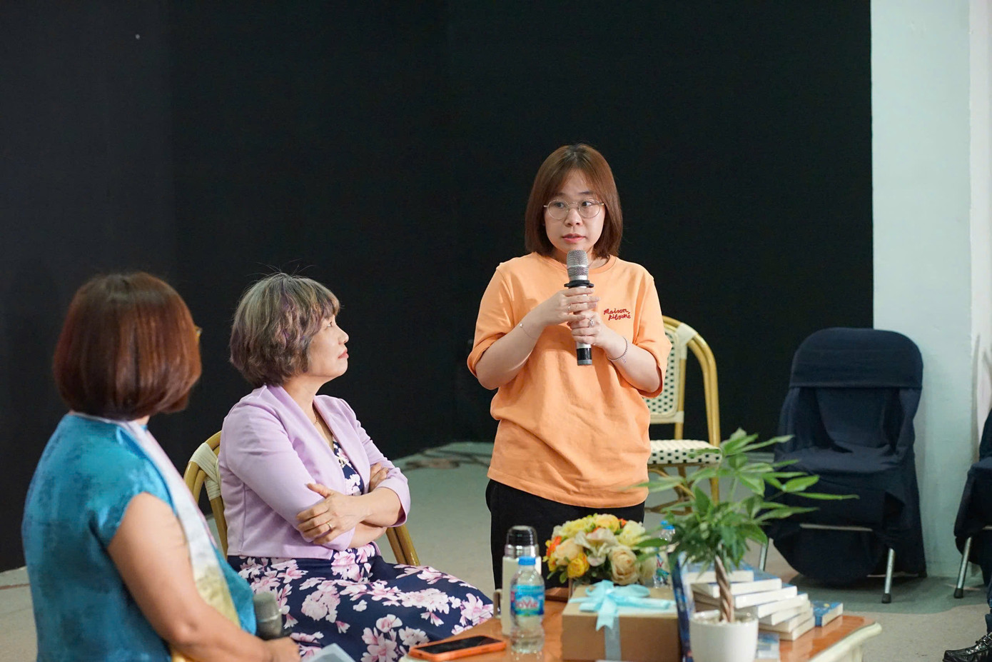 Nguyễn Khánh Linh (người đứng) chia sẻ câu chuyện bản thân bị rối loạn lo âu. Nguyễn Khánh Linh (người đứng) chia sẻ câu chuyện bản thân bị rối loạn lo âu.