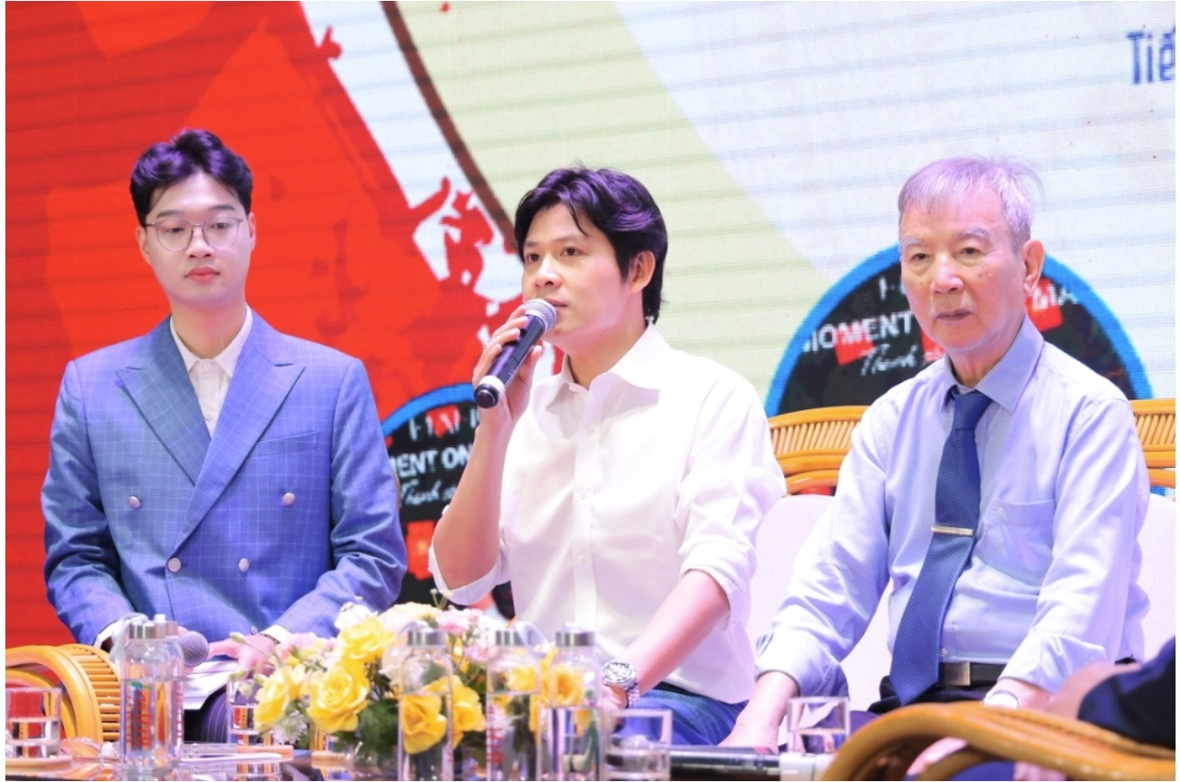 Nhạc sĩ Nguyễn Văn Chung (giữa) nói về hoàn cảnh ra đời bài hát Viết tiếp câu chuyện hòa bình.