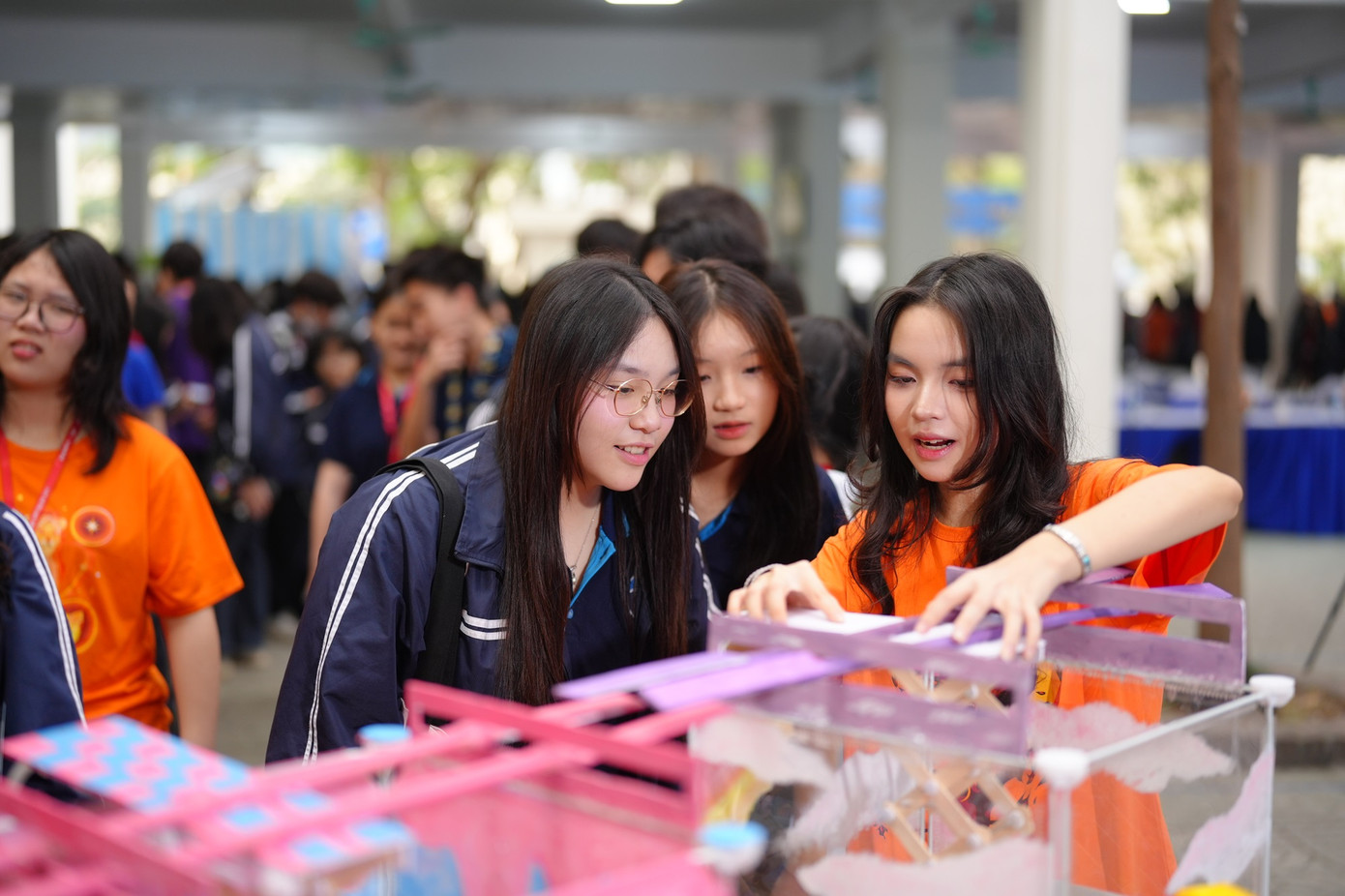 Học sinh Trường THPT Chuyên Ngoại ngữ khám phá khoa học. Học sinh Trường THPT Chuyên Ngoại ngữ khám phá khoa học.