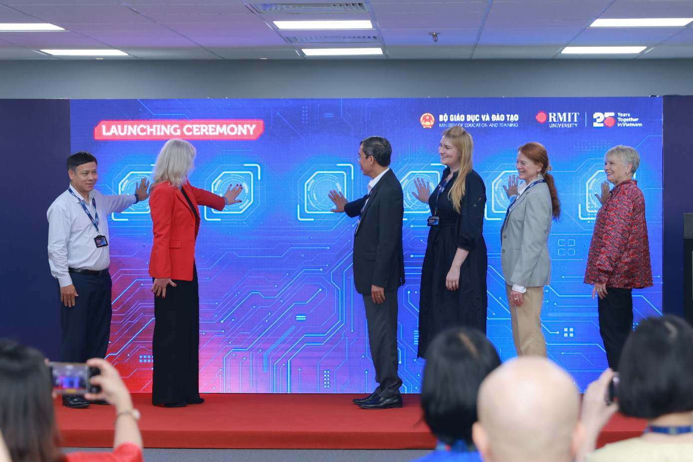 Các đại biểu thực hiện nghi thức phát động chuỗi hoạt động Đổi mới sáng tạo giáo dục Việt Nam với Trí tuệ nhân tạo. Các đại biểu thực hiện nghi thức phát động chuỗi hoạt động Đổi mới sáng tạo giáo dục Việt Nam với Trí tuệ nhân tạo.