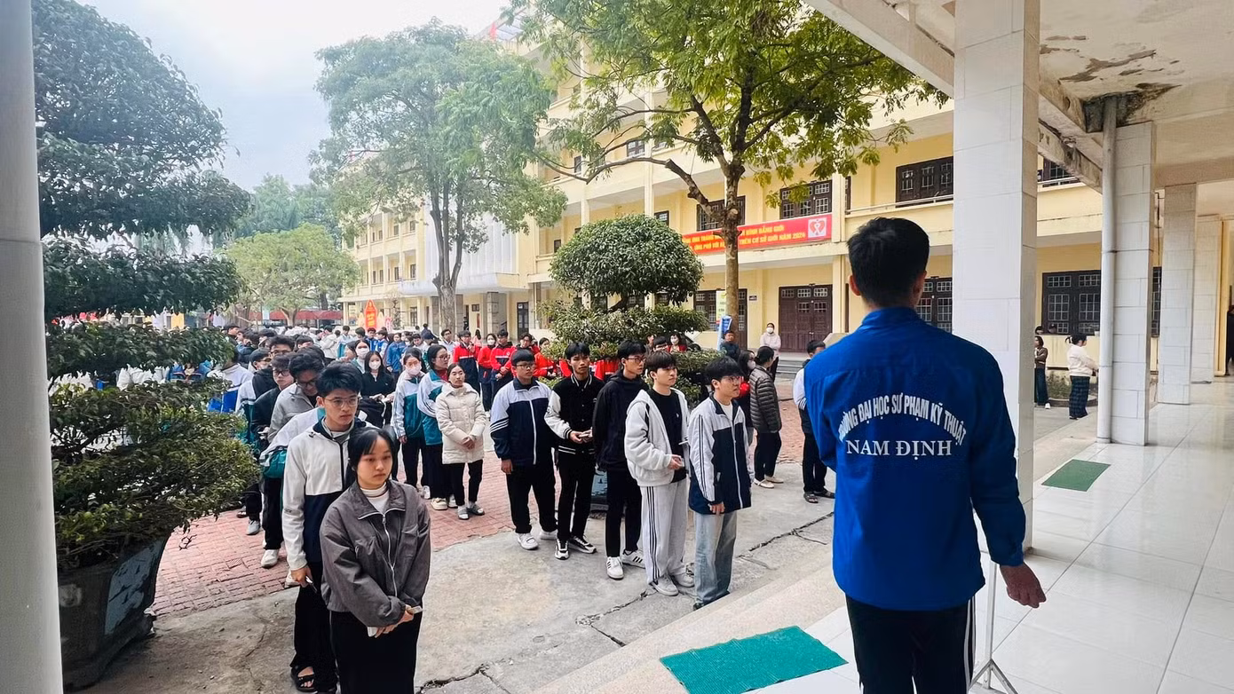 Thí sinh làm thủ tục dự thi đánh giá tư duy đợt 1/2025 tại Nam Định. Thí sinh làm thủ tục dự thi đánh giá tư duy đợt 1/2025 tại Nam Định.