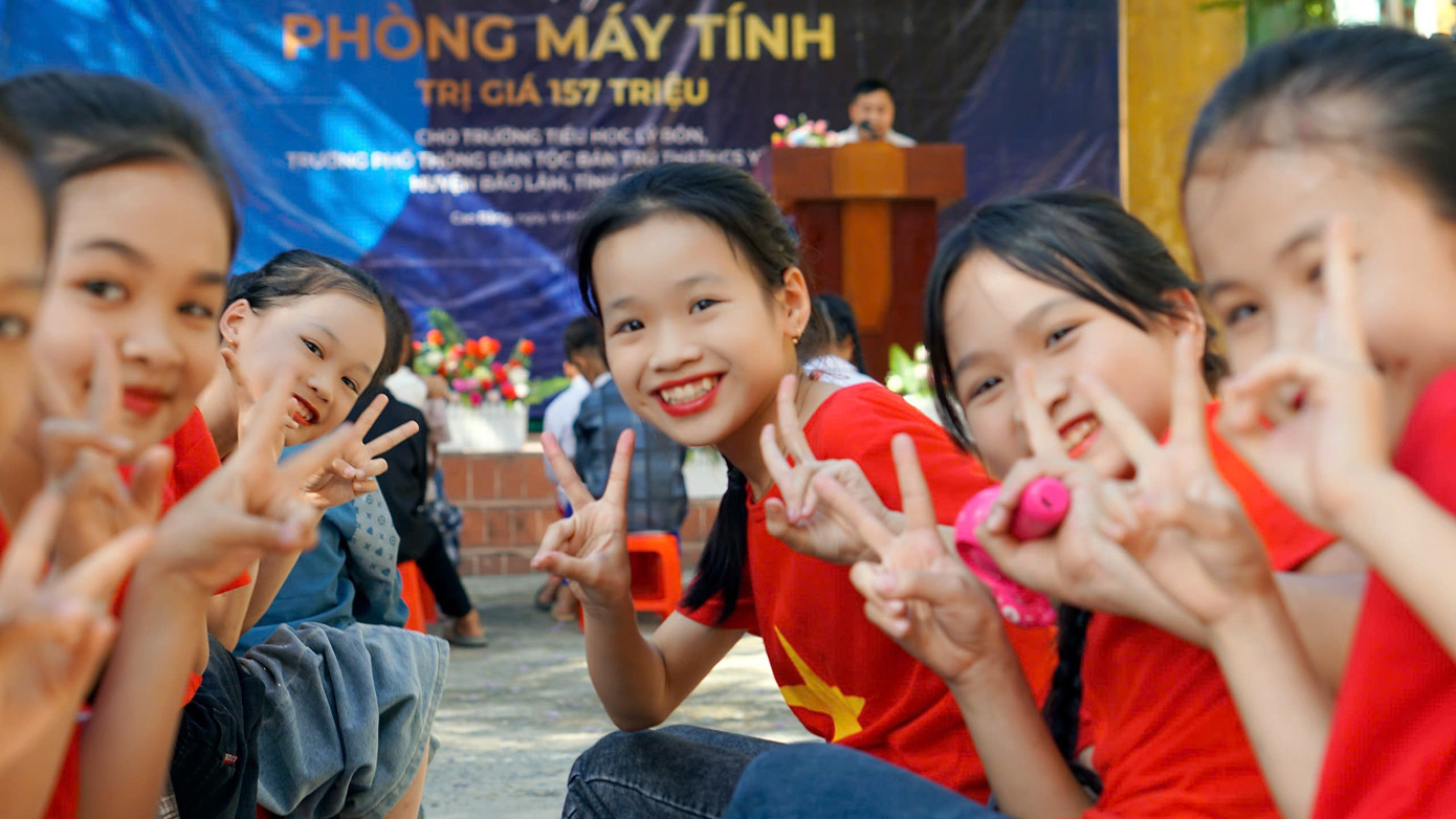 Niềm vui của học sinh Trường Tiểu học Lý Bôn, huyện Bảo Lâm, tỉnh Cao Bằng trong lễ trao tặng phòng máy tính. Ảnh: Mạnh Thắng