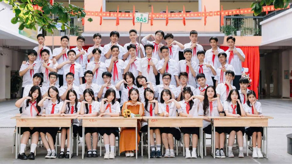 Cô Nguyễn Hà My cùng tập thể học sinh lớp 9A5