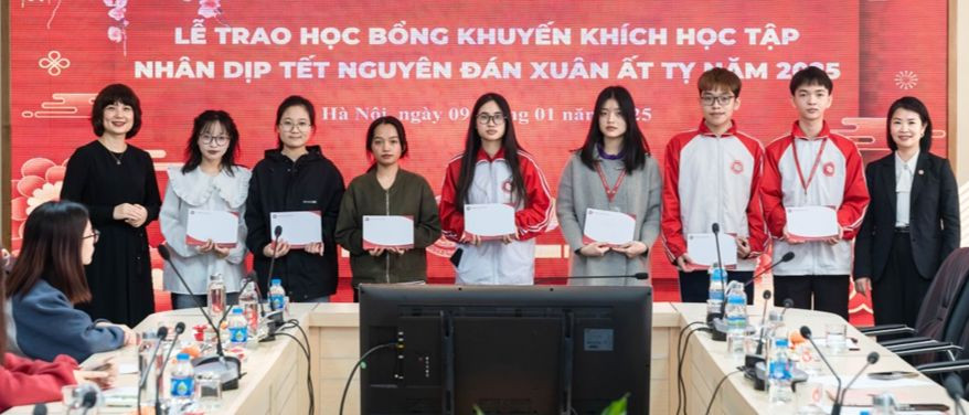 Sinh viên nhận học bổng nhân dịp Tết nguyên đán Ất Tỵ năm 2025.