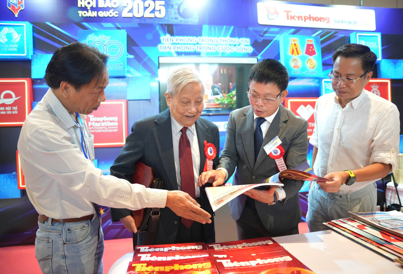 Gian trưng bày của báo Tiền Phong luôn nhận được sự quan tâm của các vị lãnh đạo, đại biểu, nhà báo lão thành. Ảnh: Công Hướng