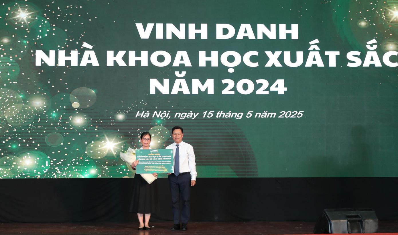 Giám đốc Lê Quân trao Giải thưởng ĐHQGHN về Khoa học & Công nghệ năm 2024 cho PGS.TS Đinh Thúy Hằng - đại diện nhóm tác giả của Viện Vi sinh vật và Công nghệ sinh học. Giám đốc Lê Quân trao Giải thưởng ĐHQGHN về Khoa học & Công nghệ năm 2024 cho PGS.TS Đinh Thúy Hằng - đại diện nhóm tác giả của Viện Vi sinh vật và Công nghệ sinh học.