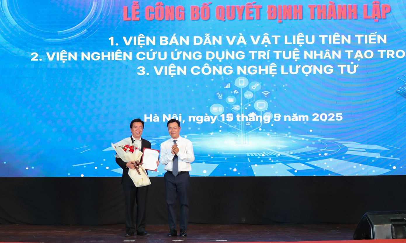 Giám đốc Đại học Quốc gia Hà Nội Lê Quân trao Quyết định bổ nhiệm Viện trưởng Viện Bán dẫn và Vật liệu tiên tiến cho PGS.TS Nguyễn Trần Thuật. Giám đốc Đại học Quốc gia Hà Nội Lê Quân trao Quyết định bổ nhiệm Viện trưởng Viện Bán dẫn và Vật liệu tiên tiến cho PGS.TS Nguyễn Trần Thuật.