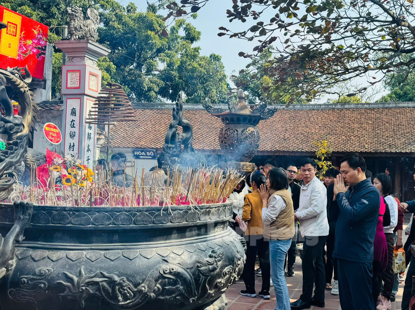 Du khách về Đền Trần cầu may đầu năm Ất Tỵ. Ảnh: Nghiêm Huê