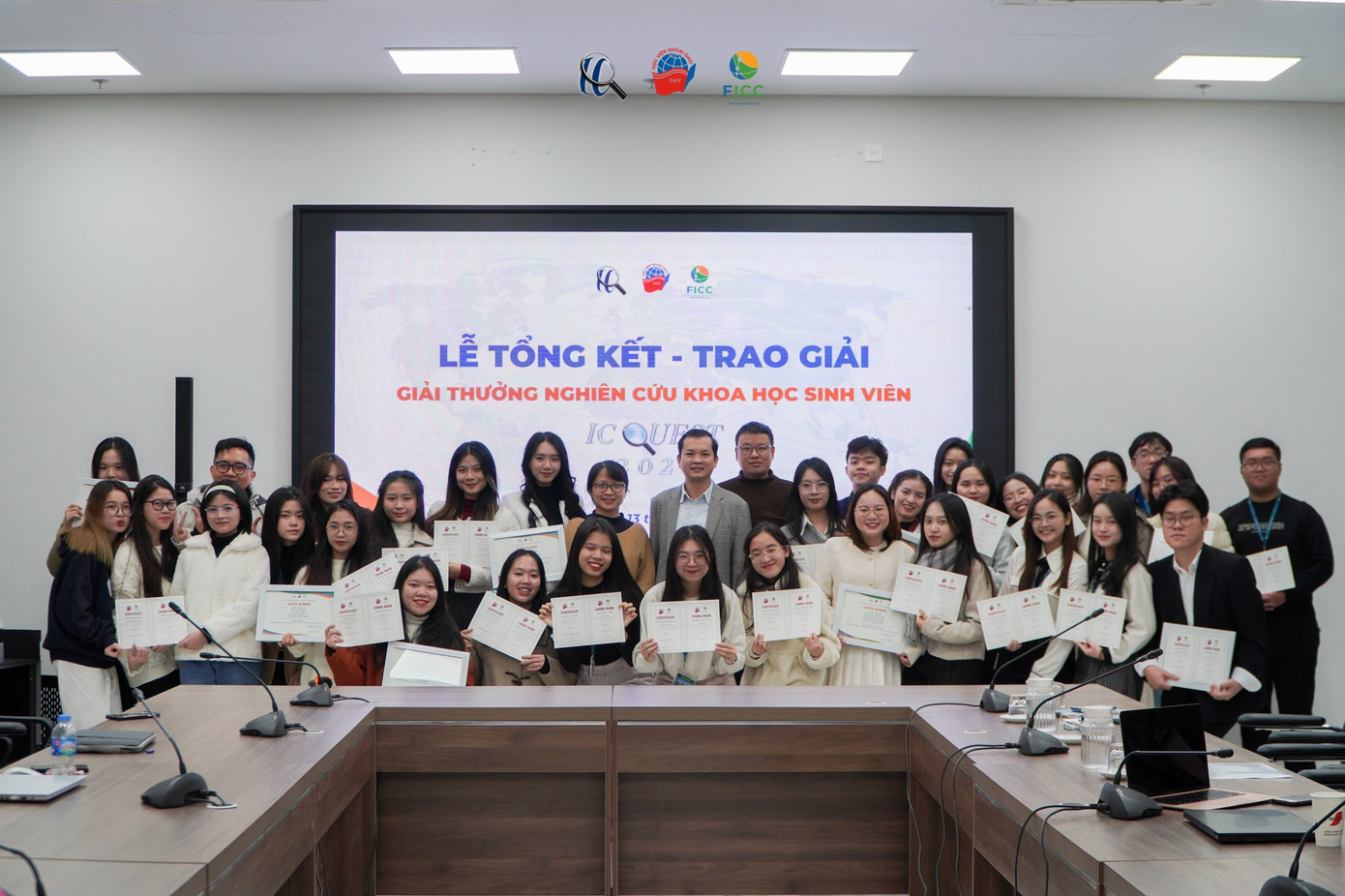 Sinh viên Học viện Ngoại giao trong lễ tổng kết, trao giải thưởng nghiên cứu khoa học sinh viên Sinh viên Học viện Ngoại giao trong lễ tổng kết, trao giải thưởng nghiên cứu khoa học sinh viên