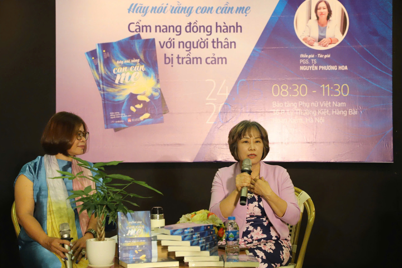 PGS.TS Nguyễn Phương Hoa (bên phải) chia sẻ về các nội dung liên quan đến bệnh trầm cảm. PGS.TS Nguyễn Phương Hoa (bên phải) chia sẻ về các nội dung liên quan đến bệnh trầm cảm.