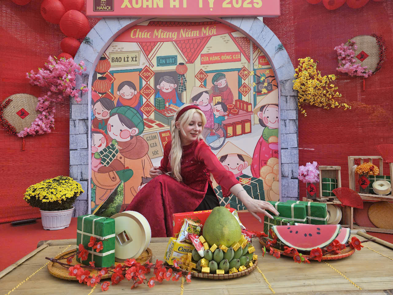 Laura Janczewska đã được nếm thử món bánh chưng của người Việt. Laura Janczewska đã được nếm thử món bánh chưng của người Việt.