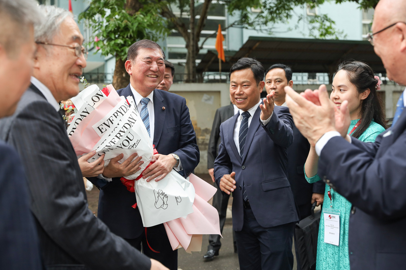 Nhân chuyến thăm Việt Nam, Thủ tướng Nhật Bản Ishiba Shigeru (người ôm hoa) đã thăm Trường Đại học Việt Nhật (Đại học Quốc gia Hà Nội). Nhân chuyến thăm Việt Nam, Thủ tướng Nhật Bản Ishiba Shigeru (người ôm hoa) đã thăm Trường Đại học Việt Nhật (Đại học Quốc gia Hà Nội).