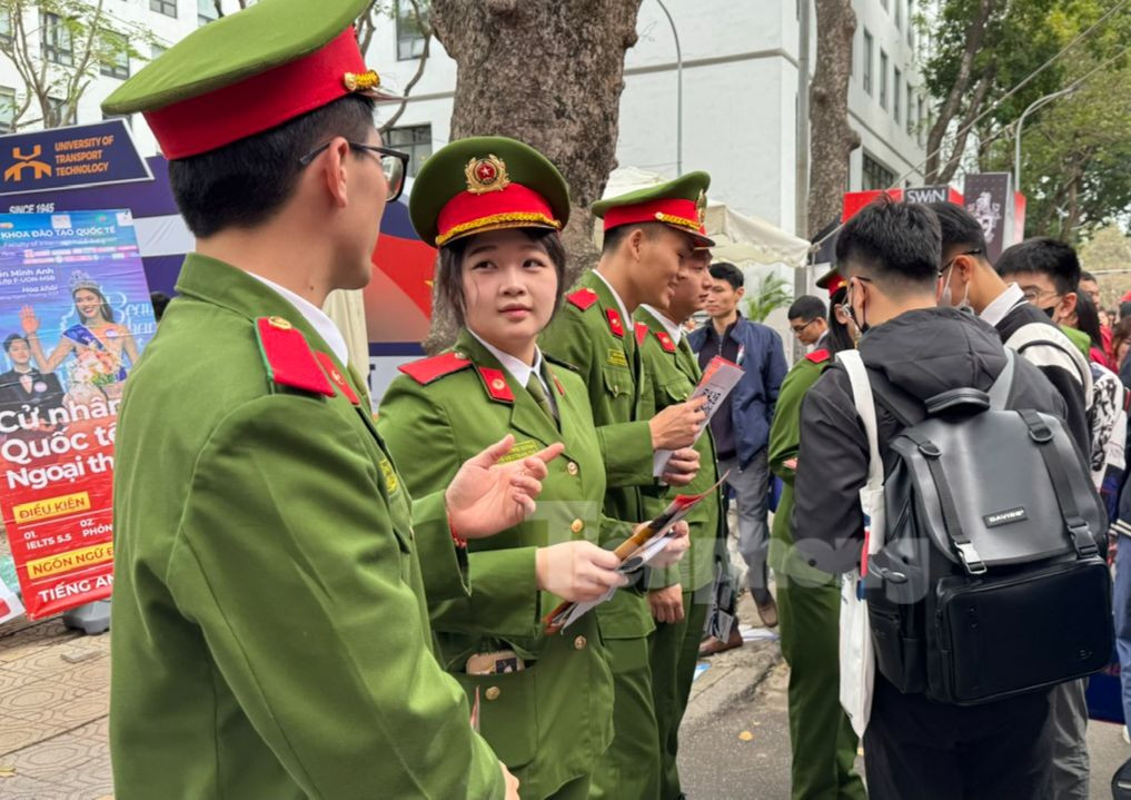 Sinh viên khối trường CAND tại Ngày hội Tư vấn tuyển sinh, hướng nghiệp năm 2025 sáng 16/3. Ảnh: Nghiêm Huê Sinh viên khối trường CAND tại Ngày hội Tư vấn tuyển sinh, hướng nghiệp năm 2025 sáng 16/3. Ảnh: Nghiêm Huê