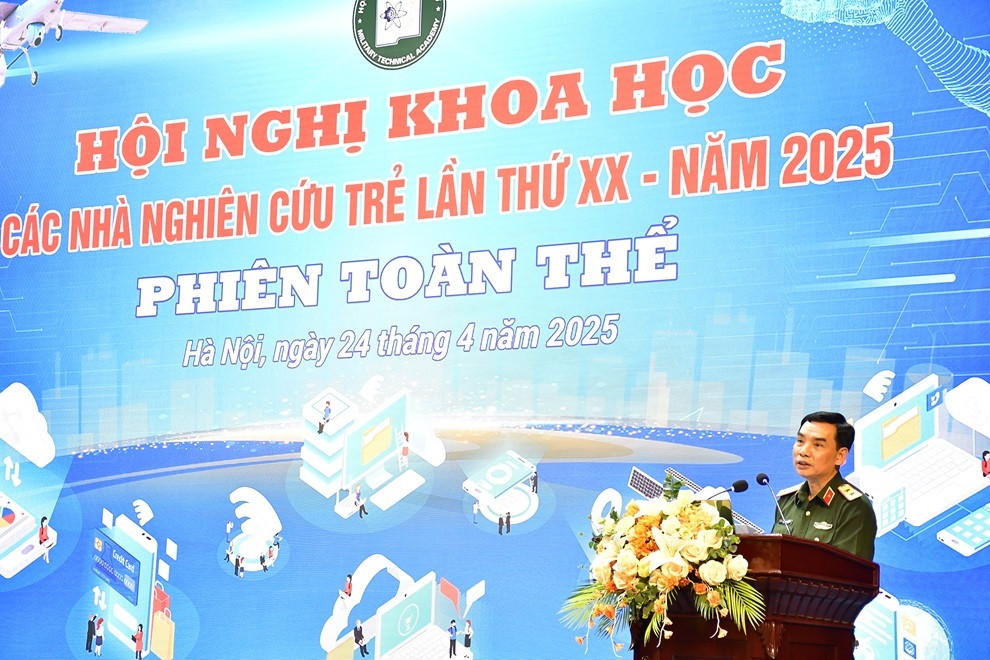 GS.TS Lê Minh Thái - Giám đốc Học viện Kỹ thuật quân sự - phát biểu khai mạc. Ảnh: N.Hoan