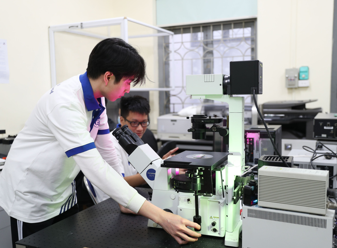 Sinh viên ĐH Quốc gia Hà Nội trong phòng thí nghiệm.