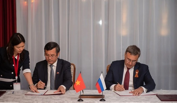 Thứ trưởng Nguyễn Văn Phúc (người ngồi bên trái) kí Hiệp định về thành lập và hoạt động của Trung tâm Pushkin với Bộ trưởng Valeryi Falkov (người ngồi bên phải). Ảnh: Bộ GD&amp;ĐT cung cấp