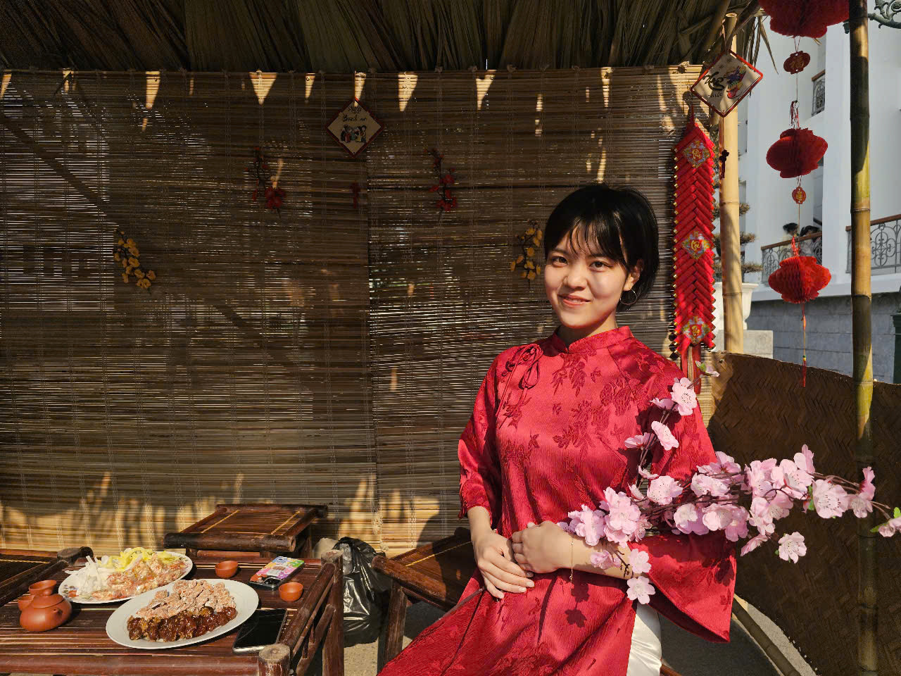 Saku duyên dáng trong bộ áo dài đỏ. Saku duyên dáng trong bộ áo dài đỏ.