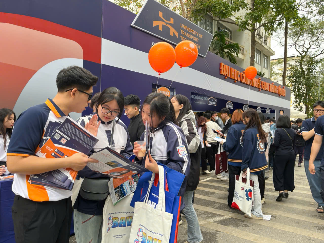 Thí sinh tìm hiểu thông tin tuyển sinh, đào tạo của Trường ĐH Công nghệ Giao thông Vận tải, ngày 16/3. Thí sinh tìm hiểu thông tin tuyển sinh, đào tạo của Trường ĐH Công nghệ Giao thông Vận tải, ngày 16/3.