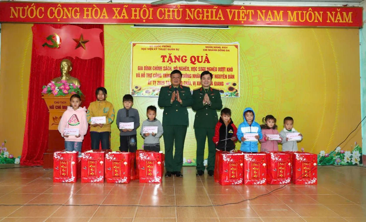 Học viện Kỹ thuật Quân sự trao quà cho học sinh