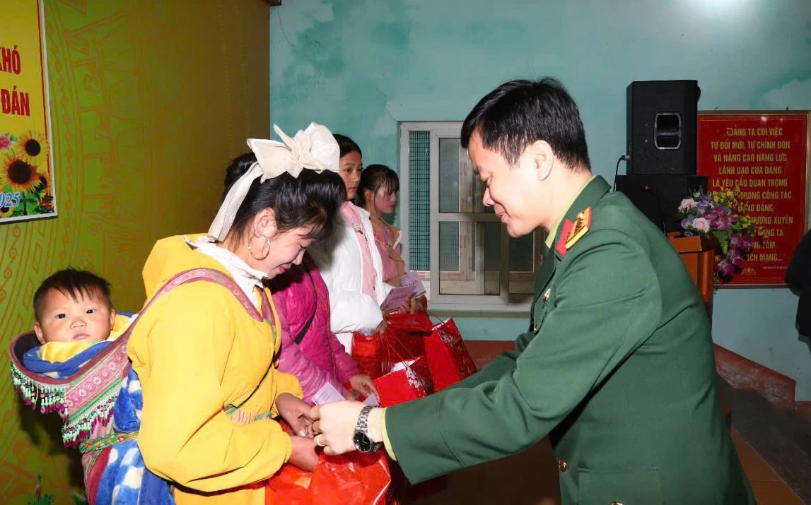 Tặng quà gia đình chính sách, gia đình đặc biệt khó khăn