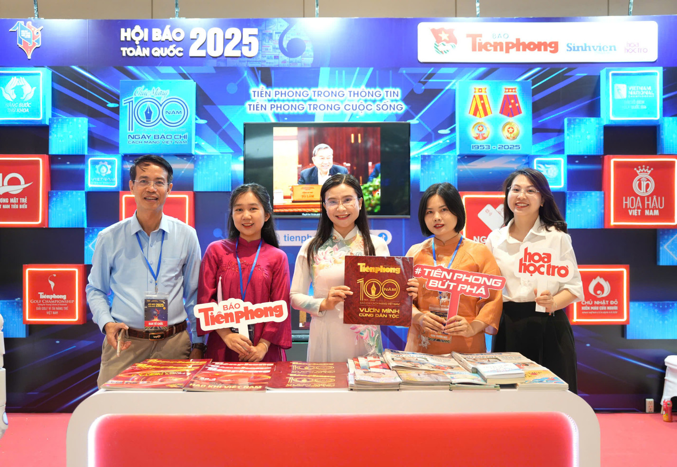 Gian trưng bày của báo Tiền Phong luôn nhận được sự quan tâm của các vị lãnh đạo, đại biểu, nhà báo lão thành. Ảnh: Công Hướng