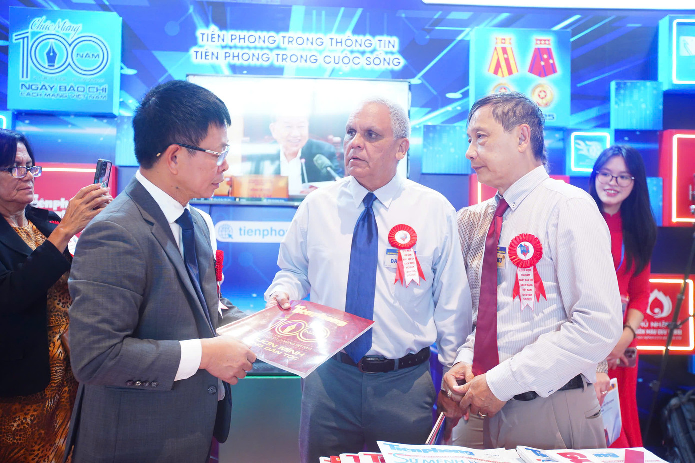 Nhà báo Phùng Công Sưởng, Tổng Biên tập báo Tiền Phong tiếp đón nhóm nhà báo nước ngoài dự lễ kỷ niệm 100 năm báo chí cách mạng Việt Nam. Gian trưng bày thu hút các nhà báo quốc tế ở yếu tố công nghệ, các ấn phẩm phong phú. Nhà báo Phùng Công Sưởng, Tổng Biên tập báo Tiền Phong tiếp đón nhóm nhà báo nước ngoài dự lễ kỷ niệm 100 năm báo chí cách mạng Việt Nam. Gian trưng bày thu hút các nhà báo quốc tế ở yếu tố công nghệ, các ấn phẩm phong phú.