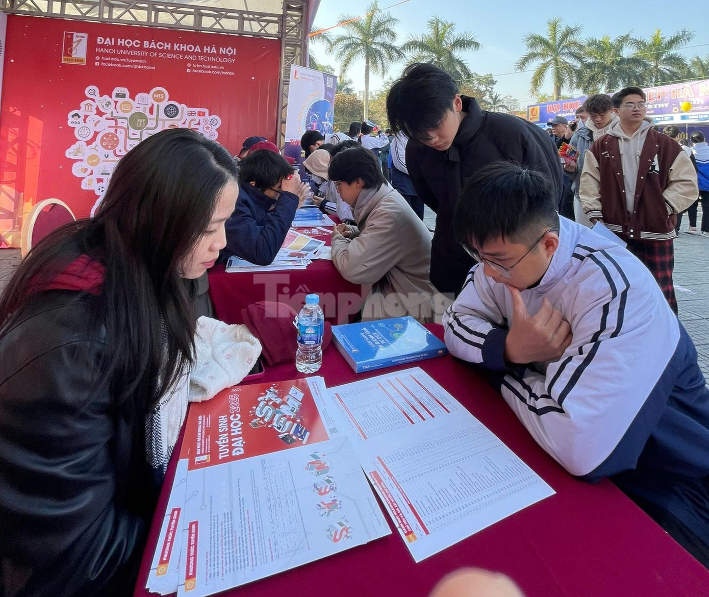 Thí sinh tìm hiểu thông tin tuyển sinh năm 2025 của Đại học Bách khoa Hà Nội. Thí sinh tìm hiểu thông tin tuyển sinh năm 2025 của Đại học Bách khoa Hà Nội.