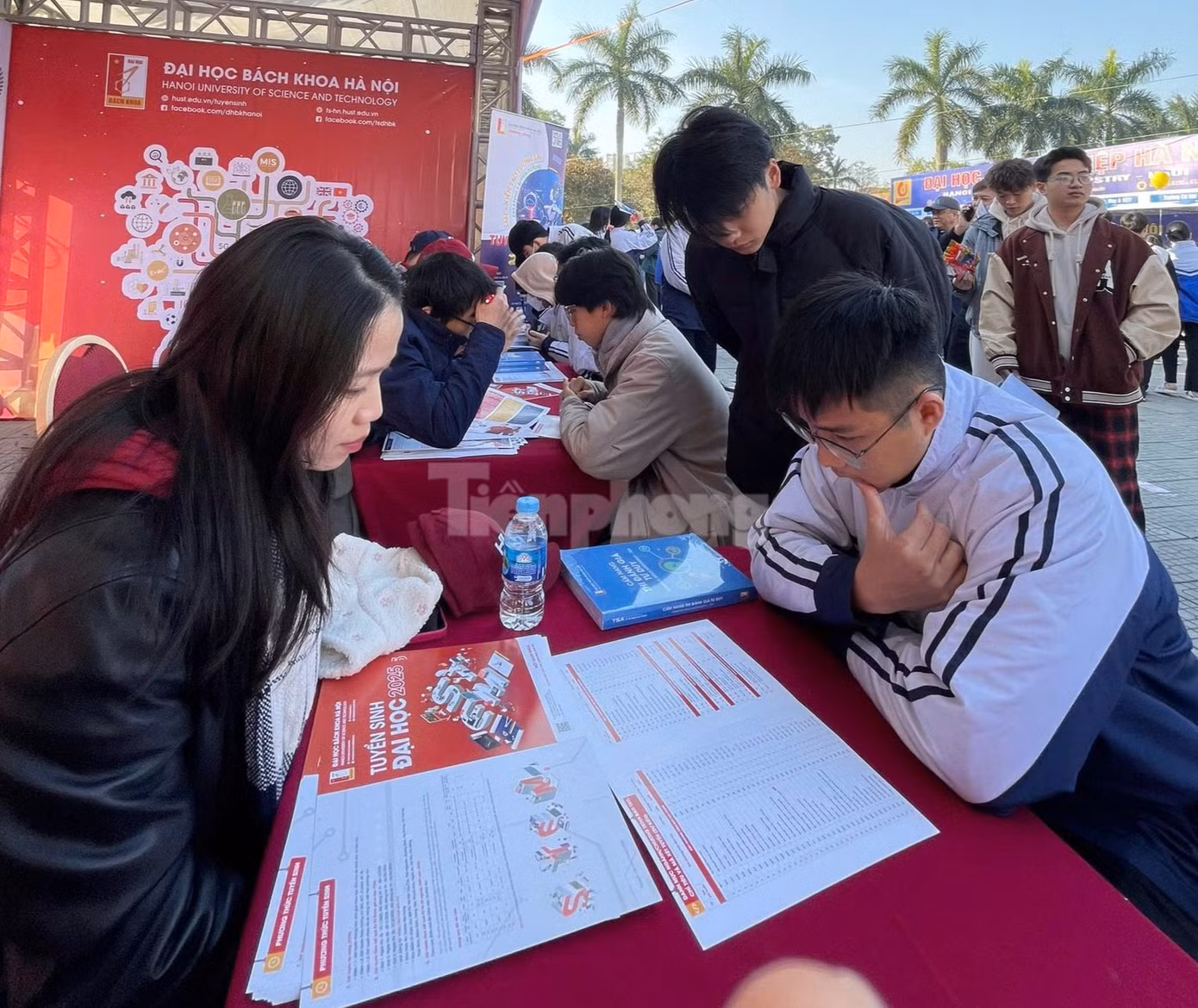 Thí sinh tìm hiểu thông tin tuyển sinh năm 2025 của Đại học Bách khoa Hà Nội.