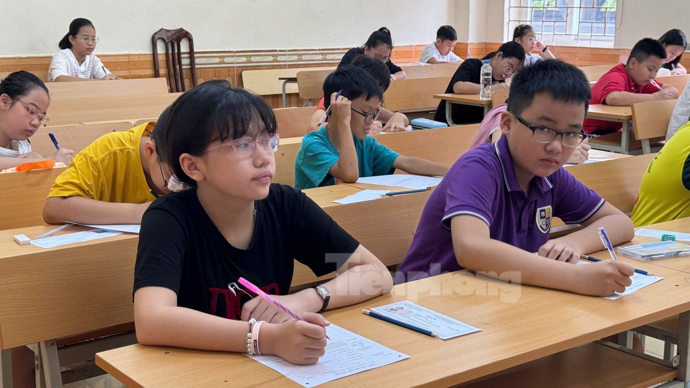 Những cô cậu học sinh vừa tốt nghiệp tiểu học bước vào đánh giá năng lực để xét tuyển lớp 6.