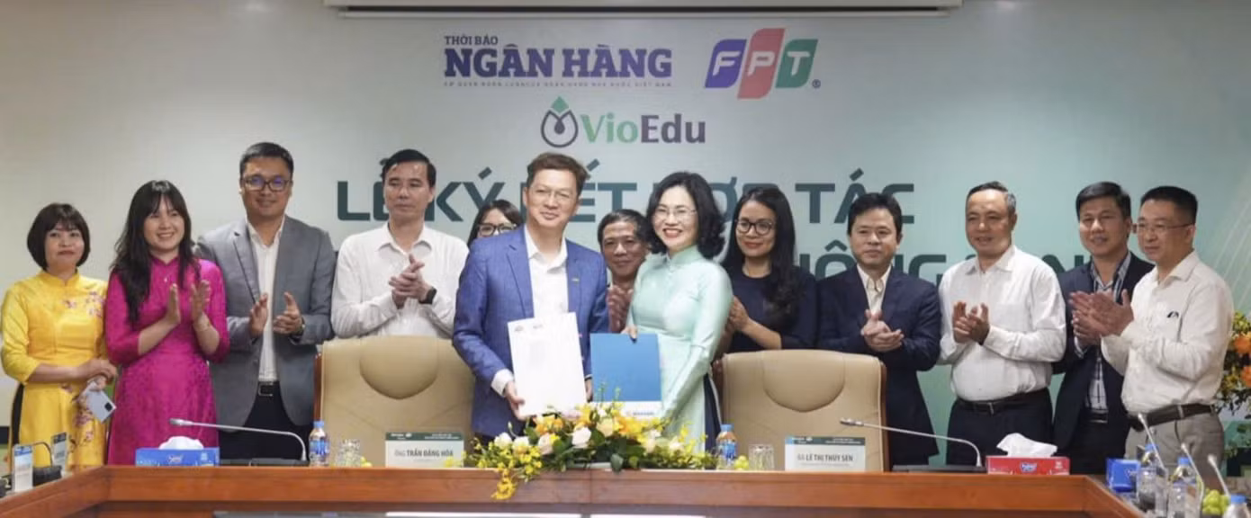 Lễ kí kết hợp tác triển khai sân chơi Tài chính thông minh.