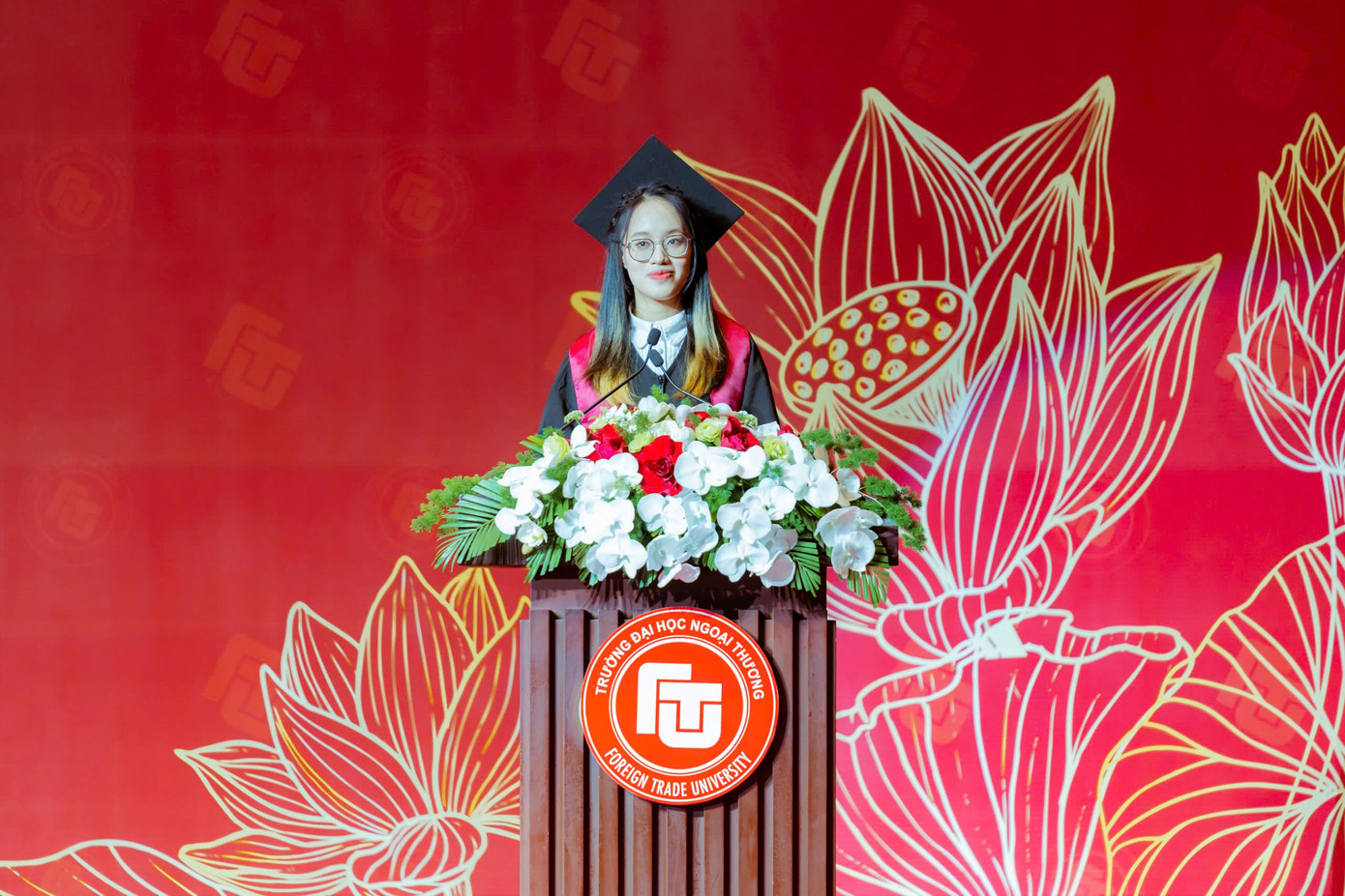 Trần Thiên Hương, lớp Anh 02-K60 là một trong 23 sinh viên tốt nghiệp tiêu biểu đợt 1/2025 của Trường Đại học Ngoại thương phát biểu tại buổi lễ. Trần Thiên Hương, lớp Anh 02-K60 là một trong 23 sinh viên tốt nghiệp tiêu biểu đợt 1/2025 của Trường Đại học Ngoại thương phát biểu tại buổi lễ.