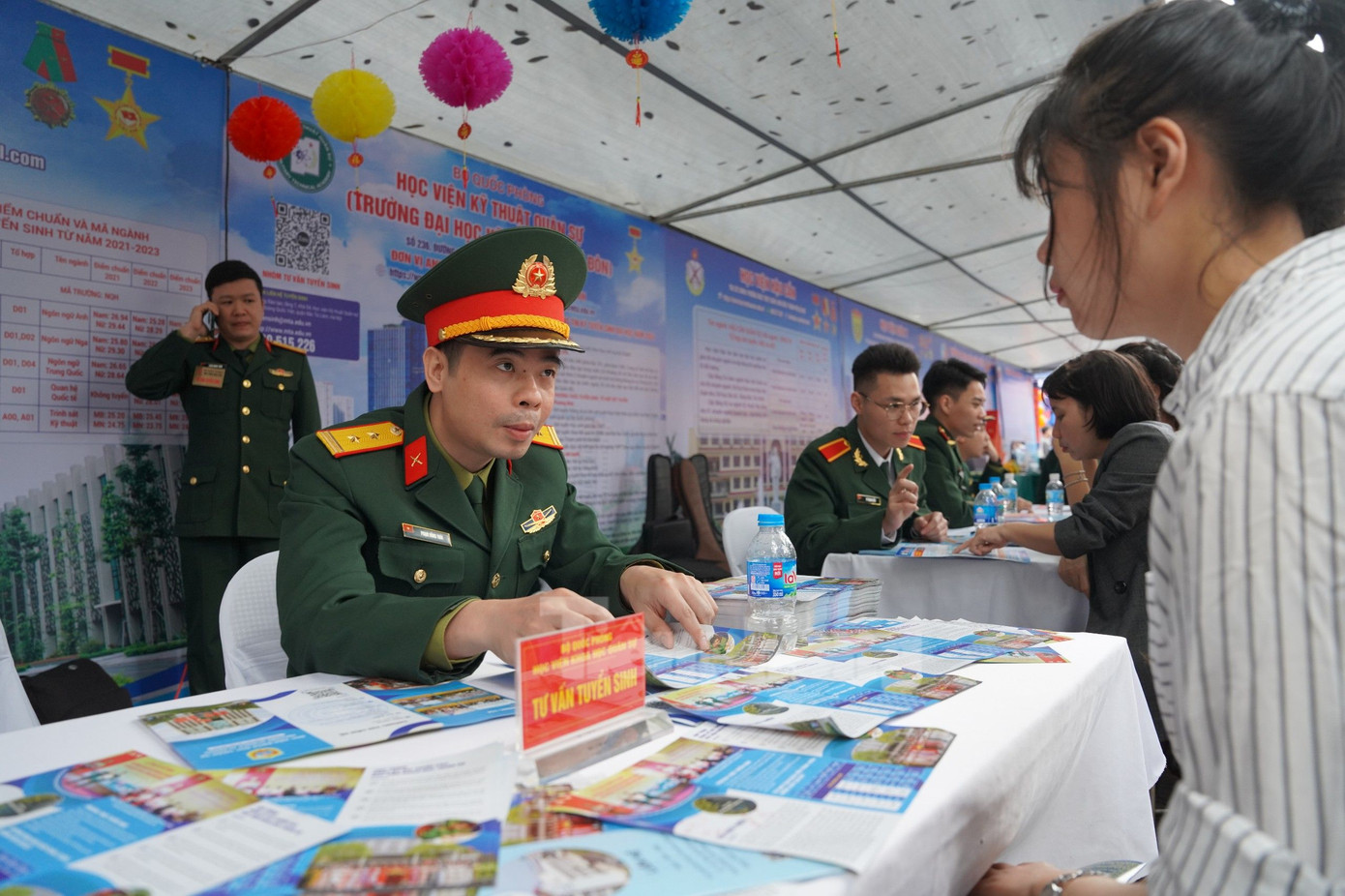 Hoạt động tư vấn tuyển sinh năm 2024 của các trường quân sự. Ảnh: Trọng Quân Hoạt động tư vấn tuyển sinh năm 2024 của các trường quân sự. Ảnh: Trọng Quân