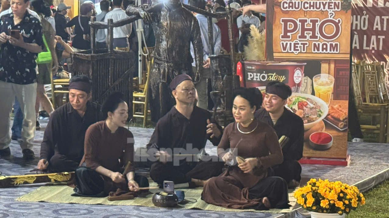 Xẩm Hà Nội biểu diễn tại Festival Phở 2025. Ảnh: Nghiêm Huê Xẩm Hà Nội biểu diễn tại Festival Phở 2025. Ảnh: Nghiêm Huê