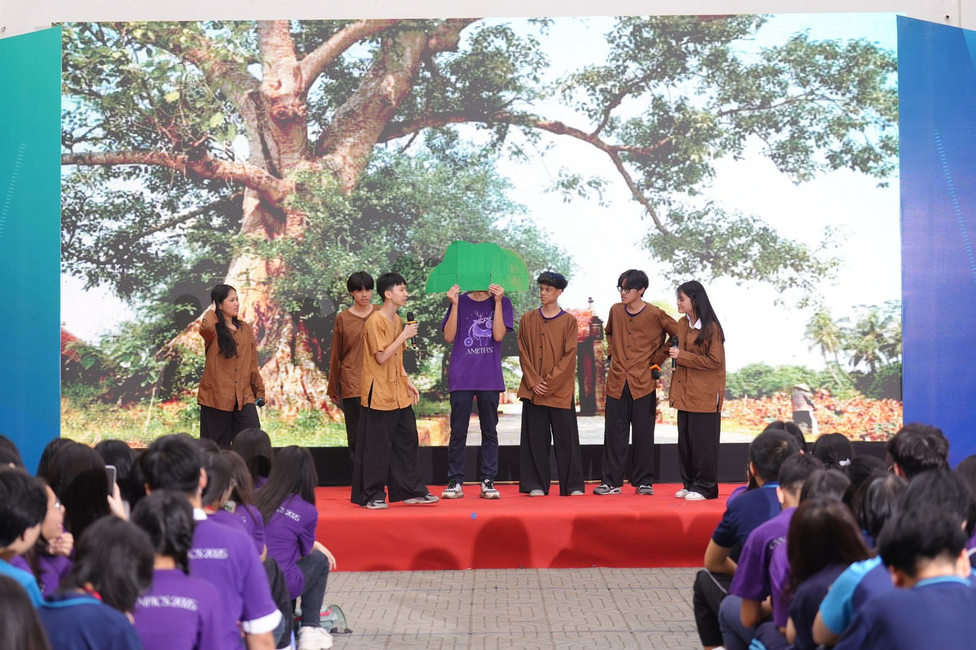 Tái hiện lại câu chuyện đo chiều cao cây xanh của Trạng Lường Lương Thế Vinh. Tái hiện lại câu chuyện đo chiều cao cây xanh của Trạng Lường Lương Thế Vinh.