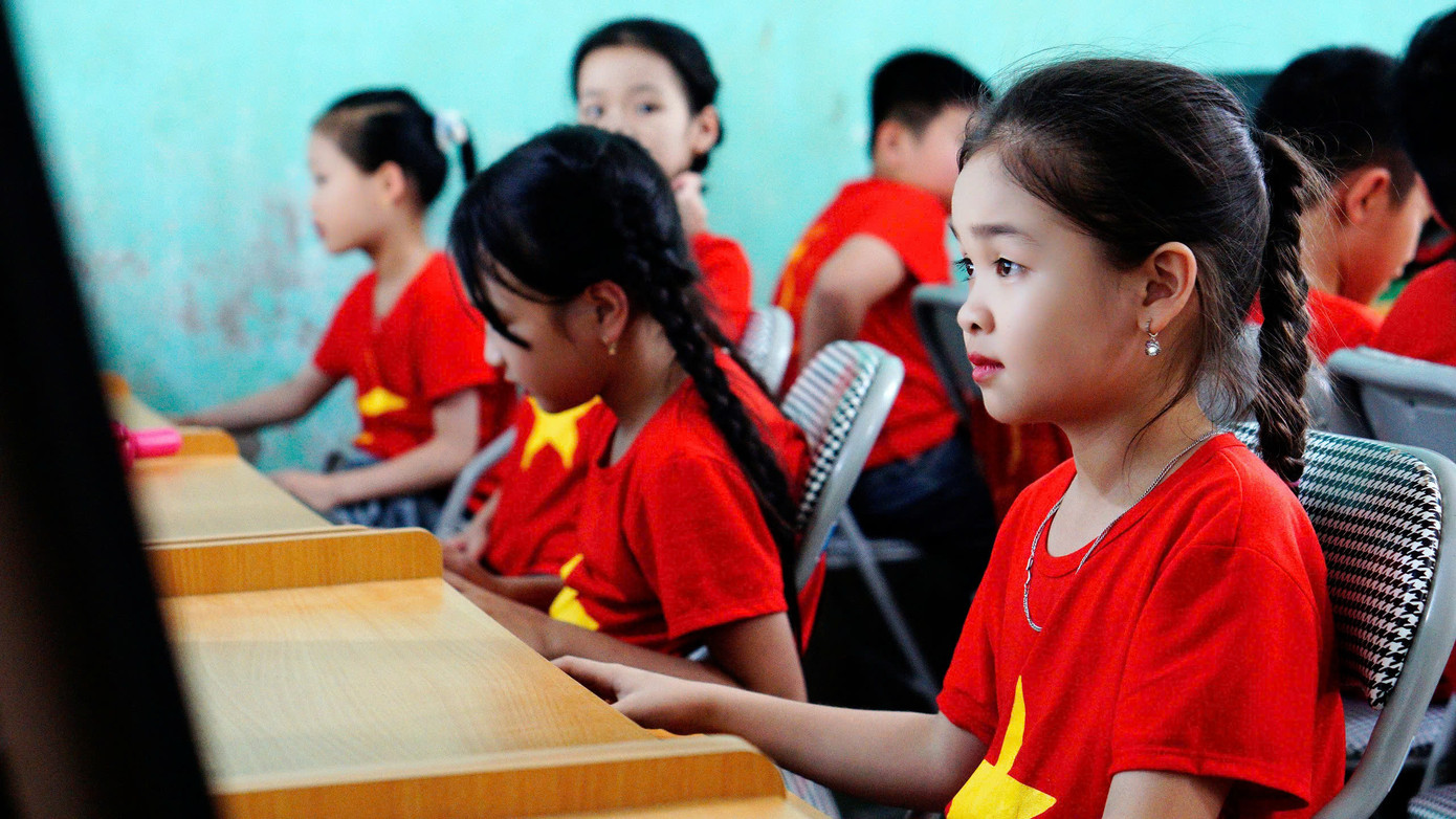 Niềm vui của học sinh Trường Tiểu học Lý Bôn, huyện Bảo Lâm, tỉnh Cao Bằng trong lễ trao tặng phòng máy tính. Ảnh: Mạnh Thắng