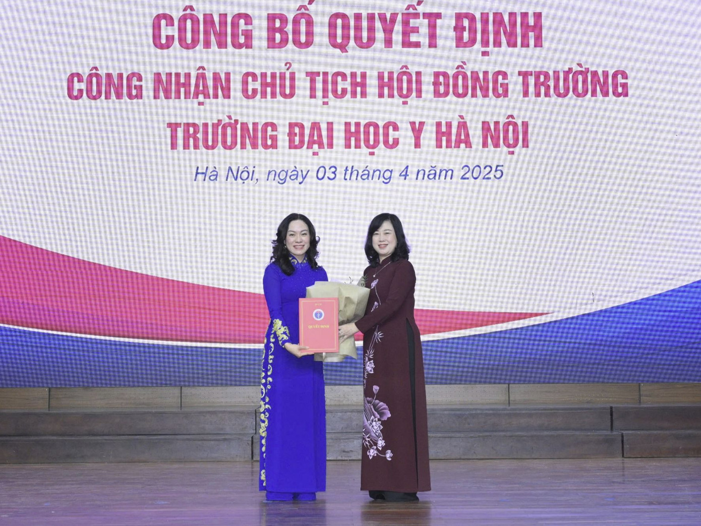 Bộ trưởng Bộ Y tế Đào Hồng Lan (bên phải) trao Quyết định công nhận Chủ tịch Hội đồng trường, Trường Đại học Y Hà Nội cho PGS.TS Phan Thị Thu Hương. Ảnh: Hữu Linh Bộ trưởng Bộ Y tế Đào Hồng Lan (bên phải) trao Quyết định công nhận Chủ tịch Hội đồng trường, Trường Đại học Y Hà Nội cho PGS.TS Phan Thị Thu Hương. Ảnh: Hữu Linh