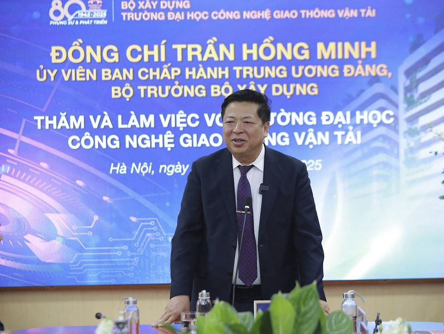 Nhân dịp này, Bộ trưởng Bộ Xây dựng đã thăm và làm việc với Trường Đại học Công nghệ Giao thông Vận tải.