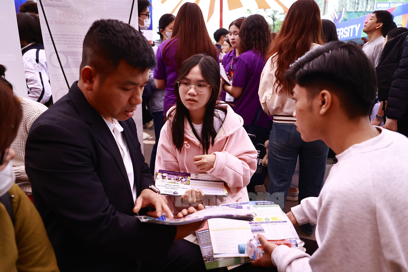 Thí sinh tìm hiểu thông tin tuyển sinh năm 2025