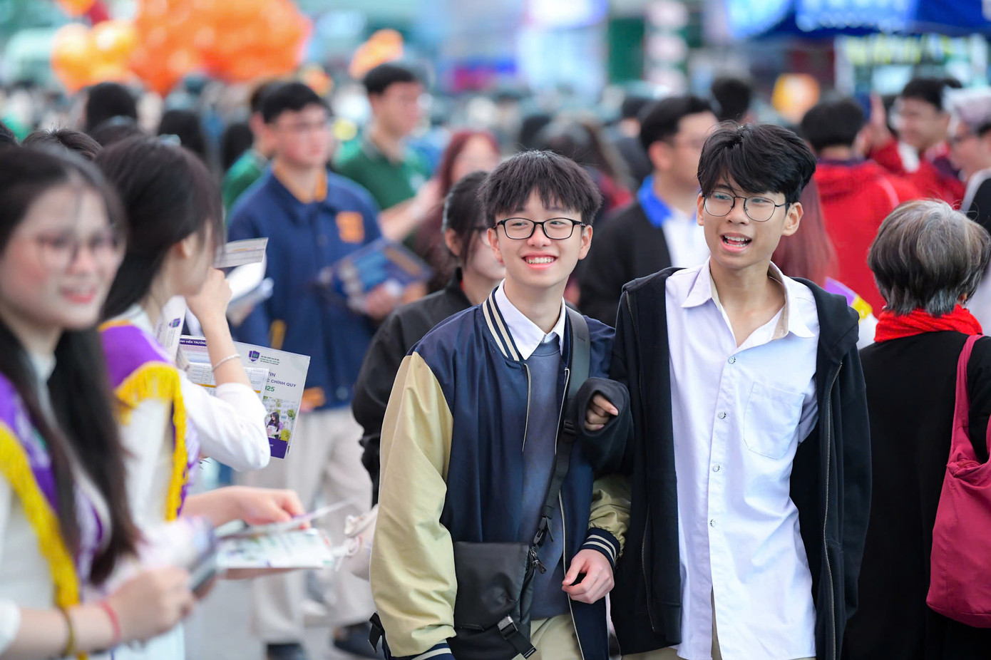 Học sinh tham dự Ngày hội tư vấn tuyển sinh, hướng nghiệp sáng nay. Ảnh: Nam Trần Học sinh tham dự Ngày hội tư vấn tuyển sinh, hướng nghiệp sáng nay. Ảnh: Nam Trần