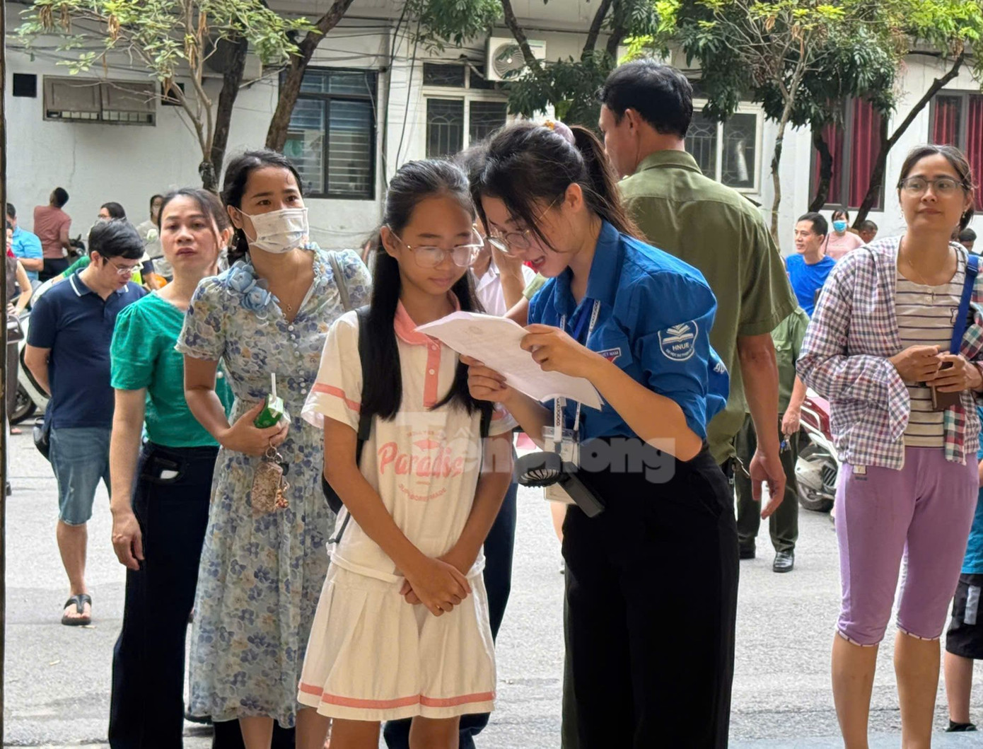 Thí sinh nhí nhận chỉ dẫn phòng thi từ các anh chị tình nguyện viên