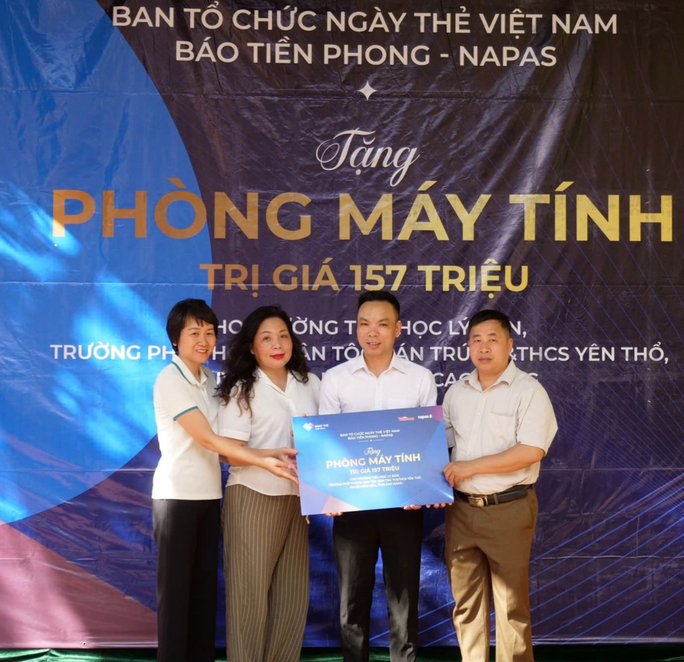 Ban Tổ chức Ngày Thẻ Việt Nam 2024 tặng phòng học máy tính cho Trường Tiểu học Lý Bôn, Trường Phổ thông dân tộc bán trú Tiểu học và THCS Yên Thổ, huyện Bảo Lâm, tỉnh Cao Bằng. Ảnh: Mạnh Thắng